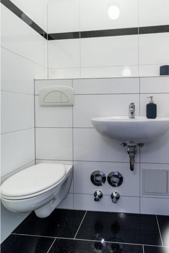 Homefy Oldtown Apartment - 6 People - 2 Bath - Balcony - Top Location Dusseldorf Luaran gambar